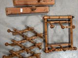 une photo montrant un tas d'objets en bois posés par terre