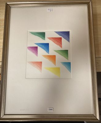 photo encadrée représentant un motif géométrique aux couleurs de l'arc-en-ciel posé sur une table en bois