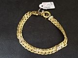 un bracelet en chaîne en or avec une étiquette