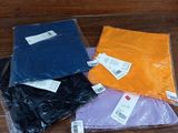 quatre sacs en plastique de différentes couleurs posés sur une table