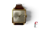 une montre posée sur une surface blanche