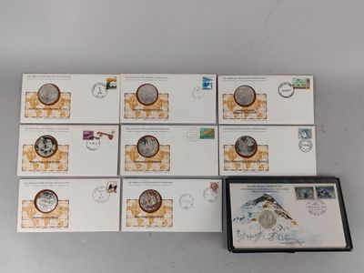 six timbres et une boîte de timbres sur laquelle figure l'image d'un oiseau