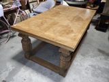 une table en bois dotée d'un piètement en bois
