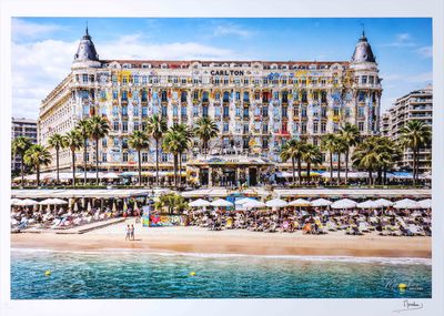 une image représentant un tableau d'une plage avec des parasols et des palmiers