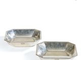 paire de plats plaqués argent avec des chiffres gravés de chaque côté
