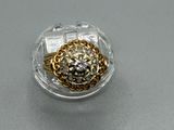 une bague en or et en argent sertie d'un diamant