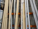 de nombreux types de tuyaux et de conduites dans un entrepôt