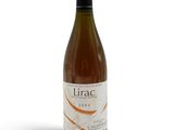une bouteille de vin posée sur une table blanche