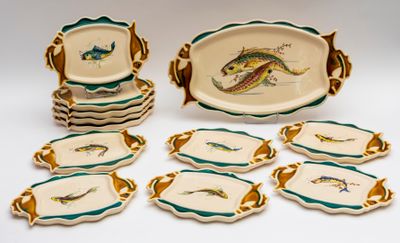 de nombreuses assiettes et plateaux ornés de motifs représentant des poissons