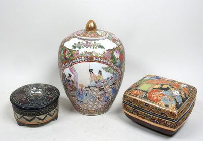 trois vases asiatiques et une boîte posés sur une surface blanche