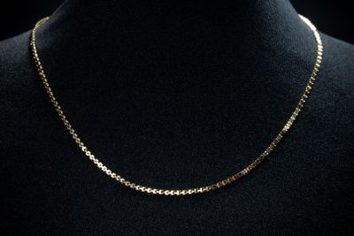 un collier à chaîne en or sur un mannequin mannequin mannequin mannequin mannequin mannequin mannequin mannequin mannequin mannequin