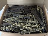 une boîte contenant tout un tas d'objets noirs et dorés