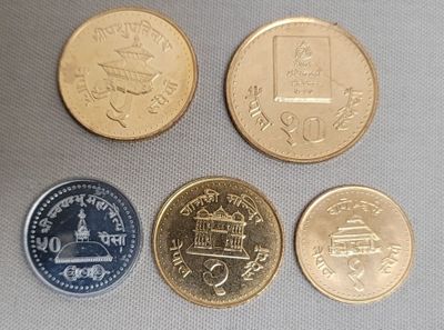 quatre pièces indiennes différentes empilées les unes sur les autres sur une table