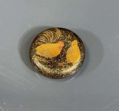 un bouton sur lequel figurent deux canards