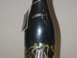 une bouteille noire ornée d'un motif doré