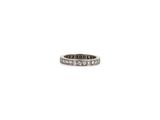 gros plan d'une bague en diamant sur fond blanc