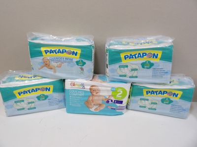 quatre paquets de couches pour bébés posés sur une table