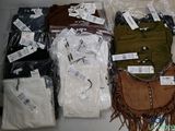 de nombreux sacs de vêtements et des sacs de vêtements exposés