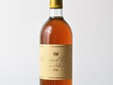 une bouteille de vin posée sur une table en bois