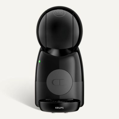 une cafetière noire posée sur un plan de travail blanc