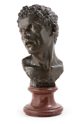 buste en bronze représentant un homme aux cheveux bouclés, posé sur un socle en bois
