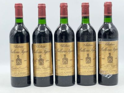 quatre bouteilles de vin rouge sont alignées