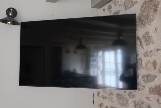 Téléviseur écran plat Samsung UE55AU7105K avec support murale et ...