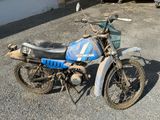 une moto bleue et noire garée sur un parking