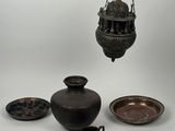 une image représentant un ensemble d'objets, notamment une lampe, un bol et une assiette