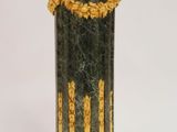 un vase noir et doré orné d'un motif doré