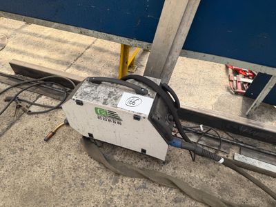 a machine that is sitting on the ground next to a wall