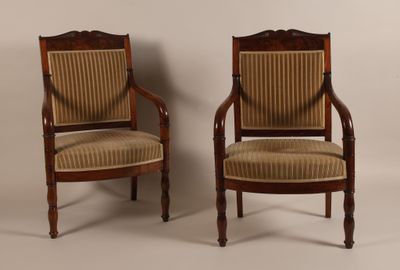 paire de chaises anciennes avec dossier et accoudoirs rembourrés
