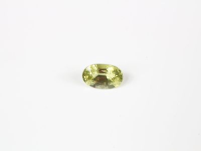 une tourmaline verte sur fond blanc