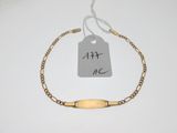 bracelet plaqué or avec une étiquette attachée, sur un fond blanc