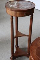 Lot de quatre petits meubles : une table de style Transition… (photo 2)