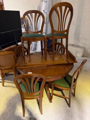 beaucoup de chaises et une table dans une pièce