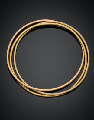 une paire de bracelets en or sur fond noir