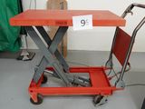 une table rouge sur laquelle est posée une chaise rouge