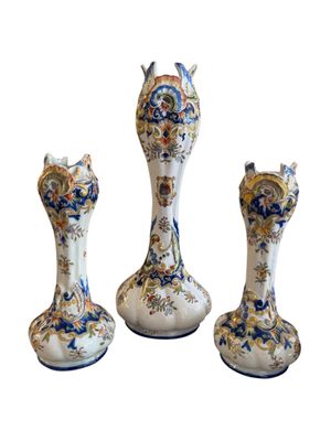 trois vases posés l'un à côté de l'autre sur une surface blanche