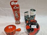 trois vases posés sur une table blanche