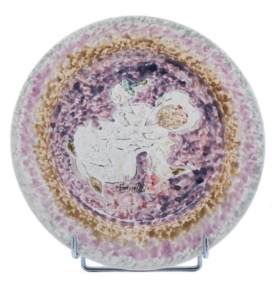 une assiette sur laquelle est représentée une femme et un chat