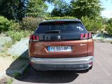 une voiture garée sur le côté de la route