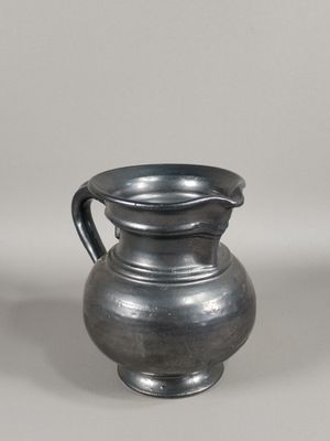 un vase en argent posé sur une table