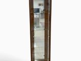 une photo d'une vitrine en bois avec des portes vitrées