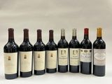 six bouteilles de vin rouge sont alignées