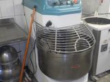 une image d'une cuisine avec un mixeur et d'autres appareils électroménagers