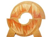 une sculpture en bois représentant la lettre « o » sur fond blanc