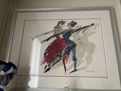 une photo d'une photo représentant une femme en robe rouge