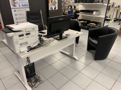 un bureau d'ordinateur sur lequel se trouve une imprimante