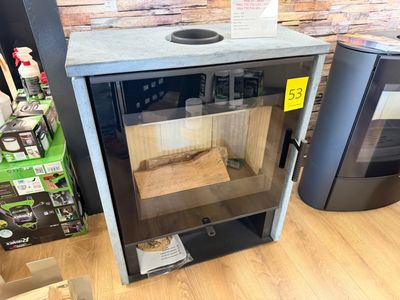 une photo d'un poêle à bois dans un magasin